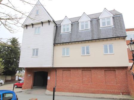 3 bedroom Flat to let in Buttercross Lane, Epping, CM16