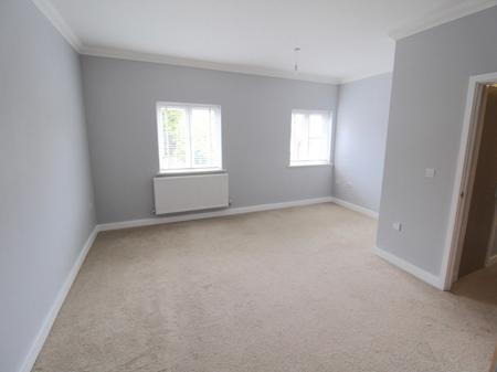 3 bedroom Flat to let in Buttercross Lane, Epping, CM16