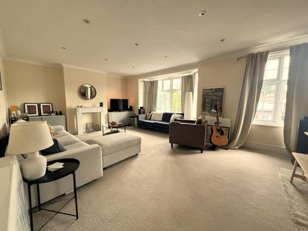 2 bedroom Flat to let in Hutton Road, Shenfield, Brentwood, CM15