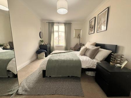 2 bedroom Flat to let in Hutton Road, Shenfield, Brentwood, CM15
