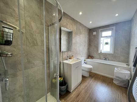 2 bedroom Flat to let in Hutton Road, Shenfield, Brentwood, CM15