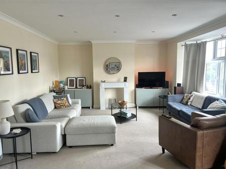 2 bedroom Flat to let in Hutton Road, Shenfield, Brentwood, CM15