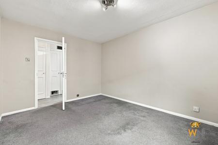 2 bedroom Flat to let in Rayleigh Road, Hutton, Brentwood, CM13