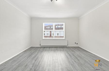 2 bedroom Flat to let in Rayleigh Road, Hutton, Brentwood, CM13