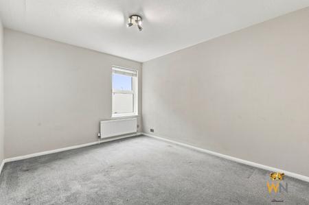 2 bedroom Flat to let in Rayleigh Road, Hutton, Brentwood, CM13