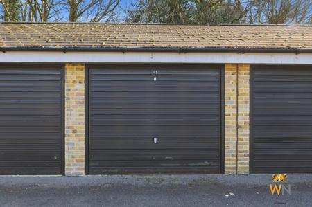 3 bedroom Flat to let in Thorndon Park, Ingrave, Brentwood, CM13