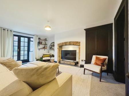 2 bedroom Flat to let in Clarence Square, Pittville, Cheltenham, GL50