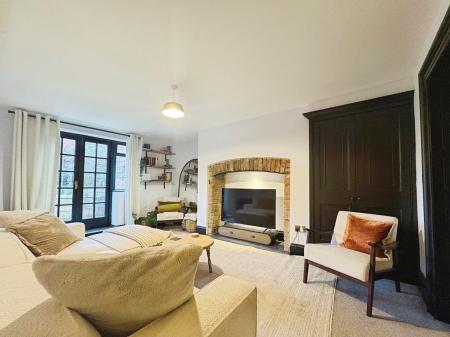2 bedroom Flat to let in Clarence Square, Pittville, Cheltenham, GL50