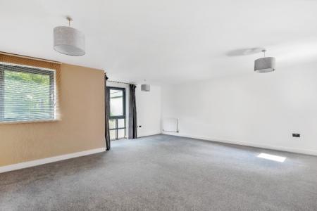2 bedroom Flat to let in Imperial Lane, Cheltenham, GL50