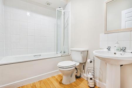 2 bedroom Flat to let in Prestbury Road, Cheltenham, GL52
