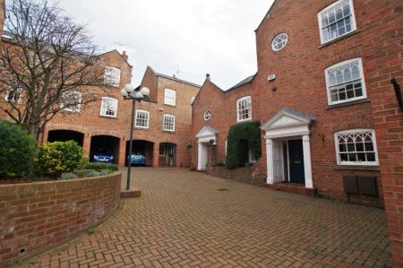 2 bedroom Town house to let in Duke Street, Chester, CH1