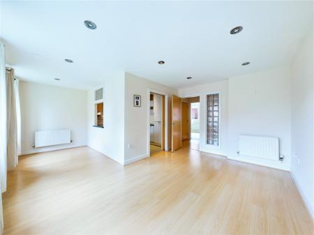 2 bedroom Flat to let in Hopkinson Court, Walls Avenue, Chester, CH1
