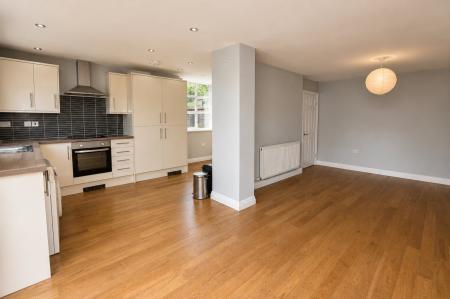 4 bedroom Semi-detached house to let in Woodlands Drive, Hoole, Chester, CH2