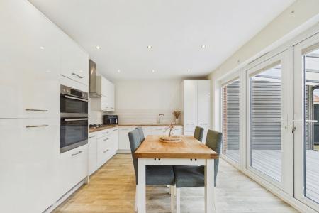 4 bedroom Semi-detached house to let in Dragoon Drive, Huntington, CH3