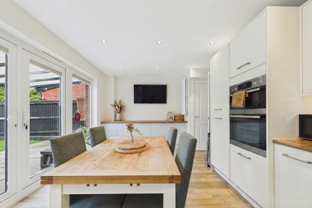 4 bedroom Semi-detached house to let in Dragoon Drive, Huntington, CH3