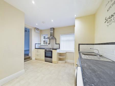 2 bedroom Flat to let in Hoole Road, Hoole, Chester, CH2