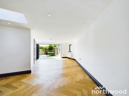 4 bedroom Detached house to let in Percival Road, Walton-on-the-Naze, CO14