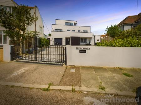 4 bedroom Detached house to let in Percival Road, Walton-on-the-Naze, CO14