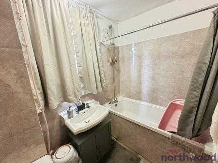1 bedroom Flat for sale in (SALES) Leamington Close, Romford, RM3
