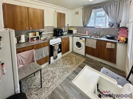 1 bedroom Flat for sale in (SALES) Leamington Close, Romford, RM3