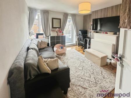 1 bedroom Flat for sale in (SALES) Leamington Close, Romford, RM3