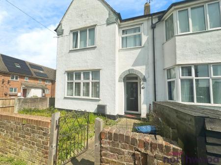 3 bedroom End of terrace house for sale in Westcliff Park Drive, Westcliff-on-Sea, SS0