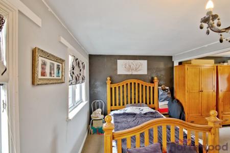 3 bedroom Terraced House for sale in Kempton Avenue, Hornchurch, RM12