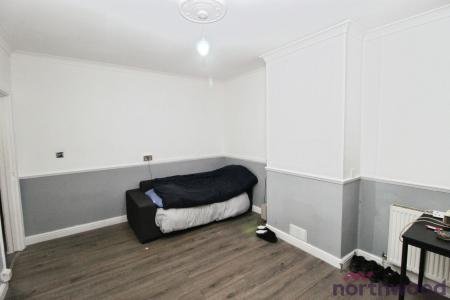 1 bedroom Maisonette for sale in Bennetts Castle Lane, Dagenham, RM8