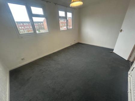 4 bedroom Town house to let in Hitchin Close, Harold Hill, RM3