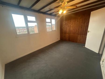 4 bedroom Town house to let in Hitchin Close, Harold Hill, RM3