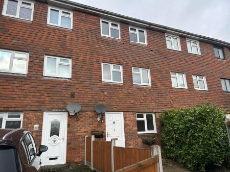 4 bedroom Town house to let in Hitchin Close, Harold Hill, RM3