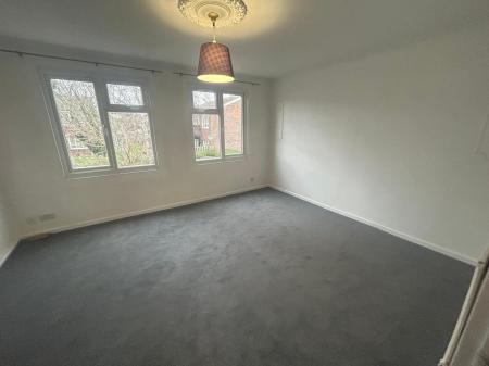4 bedroom Town house to let in Hitchin Close, Harold Hill, RM3