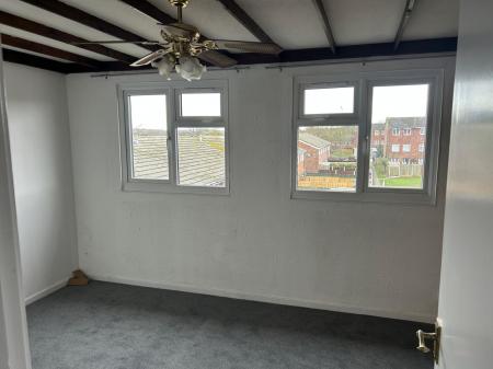 4 bedroom Town house to let in Hitchin Close, Harold Hill, RM3