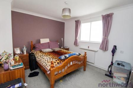 2 bedroom Retirement property for sale in Olivers Close, Clacton-On-Sea, CO15