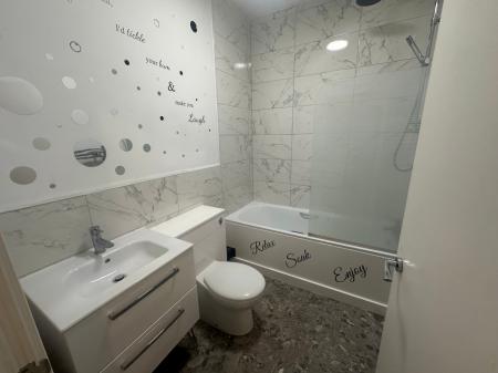 4 bedroom Flat to let in East Terrace, Walton-on-the-Naze, CO14