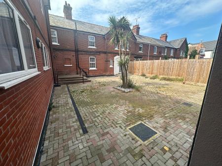 4 bedroom Flat to let in East Terrace, Walton-on-the-Naze, CO14