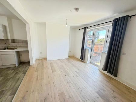 2 bedroom Flat to let in East Terrace, Walton-on-the-Naze, CO14