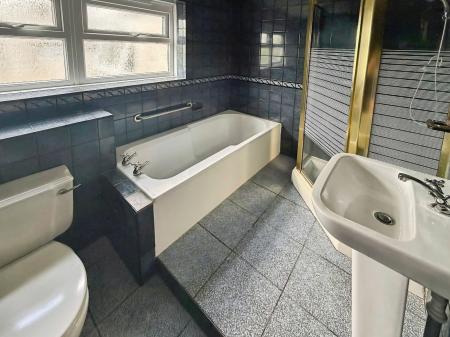 2 bedroom Flat for sale in Nayland Drive, Clacton-On-Sea, CO16
