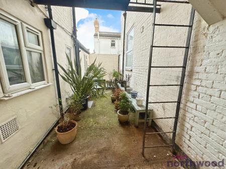 2 bedroom Flat to let in West Avenue, Clacton-On-Sea, CO15