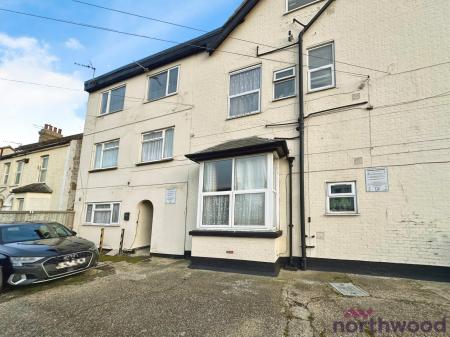 2 bedroom Flat to let in West Avenue, Clacton-On-Sea, CO15