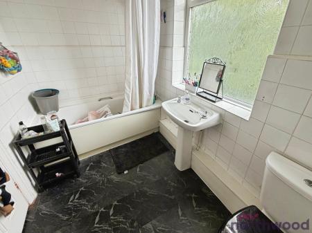 2 bedroom Maisonette for sale in Carlton Road, Romford, RM2