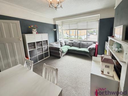2 bedroom Maisonette for sale in Carlton Road, Romford, RM2
