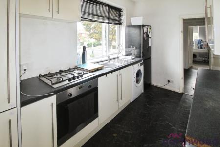 2 bedroom Maisonette for sale in Carlton Road, Romford, RM2