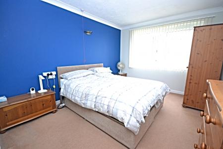 2 bedroom Flat for sale in Oak Road, Southgate, Crawley, RH11