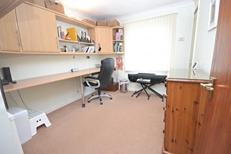 2 bedroom Flat for sale in Oak Road, Southgate, Crawley, RH11