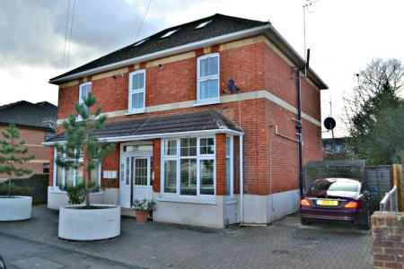 1 bedroom Flat to let in Lumley Road, Horley, RH6