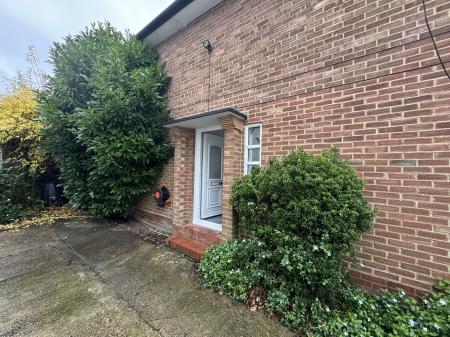 2 bedroom Maisonette to let in Upfield, Horley, RH6