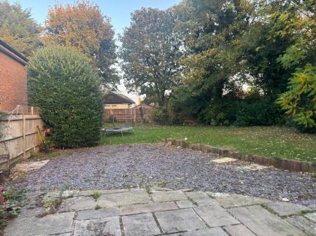 2 bedroom Maisonette to let in Upfield, Horley, RH6