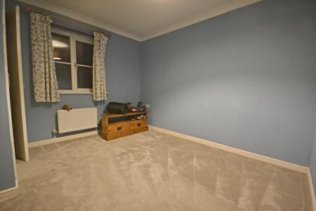 2 bedroom Flat to let in Granary Close, Horsham, RH12