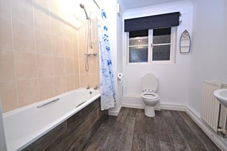 2 bedroom Flat to let in Granary Close, Horsham, RH12